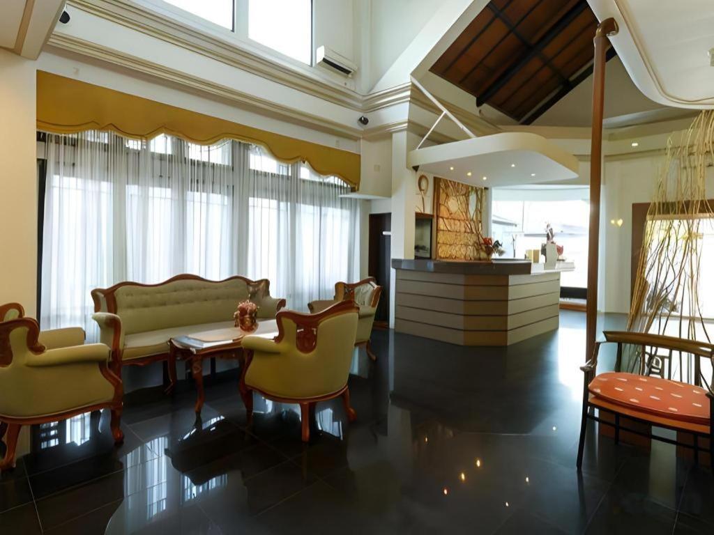 Mervit Hotel Padang  Ngoại thất bức ảnh
